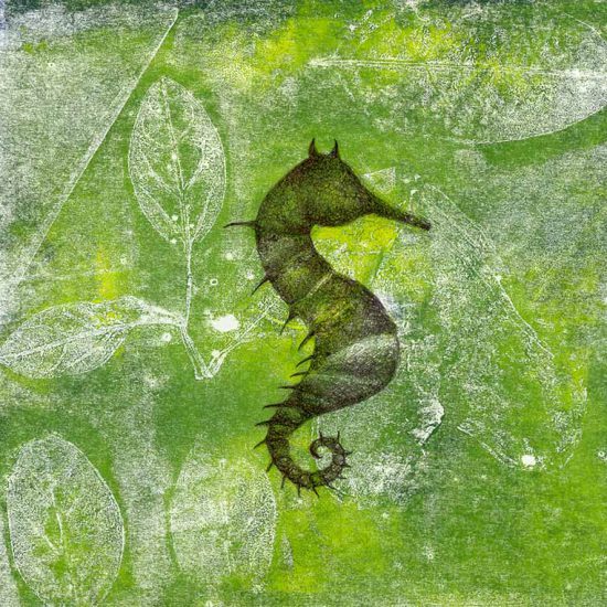 Illustrazione editoriale di Giulia Marsigliani. Un cavalluccio marino su un fondale verde con calchi di foglie.