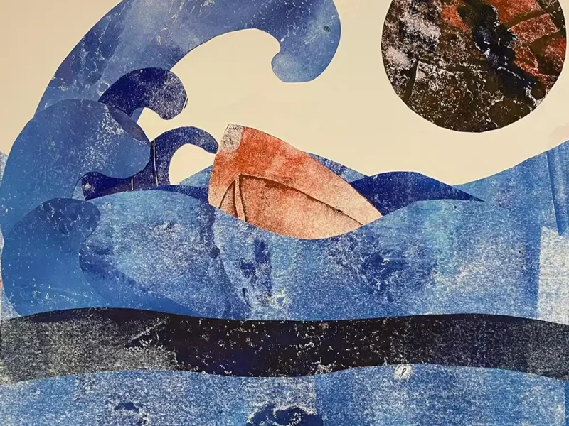 una piccola barca affonda tra le onde